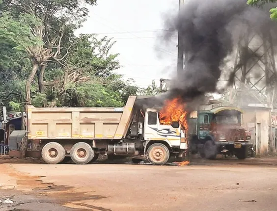 ରାସ୍ତା ଉପରେ ଜଳିଗଲା ହାଇଓ୍ୱା