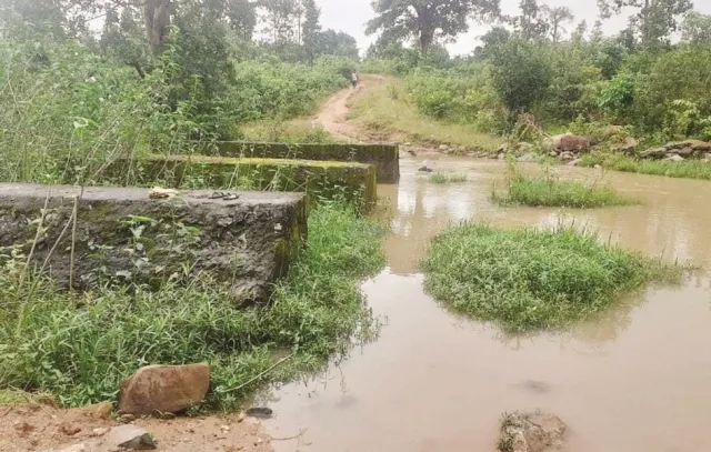 ହରିଚନ୍ଦନପୁର : ୧୨ ବର୍ଷ ବିତିଲା, ପୋଲ ନିର୍ମାଣ ନୋହିଲା, ଅସୁବିଧାର ସମ୍ମୁଖୀନ ହେଉଛନ୍ତି ଲୋକେ