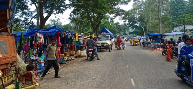 ରା.ଉଦୟଗିରି: ବାଟରେ ହାଟ ବସୁଥିବାରୁ ଦୁର୍ଘଟଣା ଘଟିବାର ଆଶଙ୍କା!