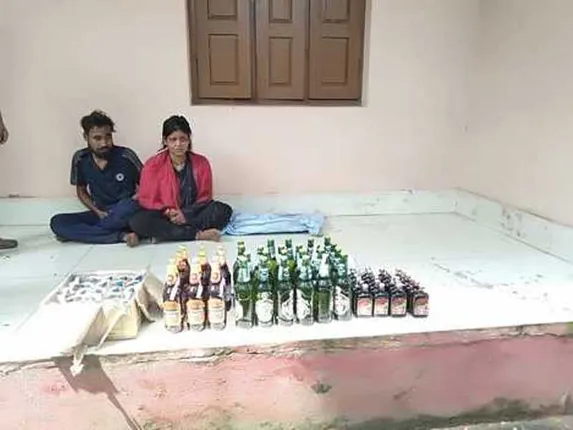 ଚଢ଼ାଉ ବେଳେ ଅବକାରୀ ବିଭାଗ ଗାଡ଼ି ପୋଡ଼ିବାକୁ ଉଦ୍ୟମ: ମ‌ା’, ପୁଅ ଓ ବୋହୂ ସମେତ ଛଅ ଗିରଫ