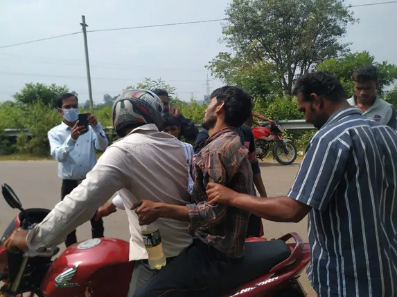 ଲତାବୁଦାରେ ୨୦ ଦିନ ହେବ ପଡ଼ିରହିଥିବା ଯୁବକଙ୍କୁ ଉଦ୍ଧାର କଲେ ସ୍ବେଚ୍ଛାସେବୀ