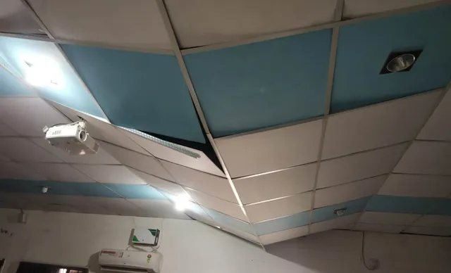 ଅସୁରକ୍ଷିତ ଅବସ୍ଥାରେ ଜୟପୁର ସରକାରୀ ମହିଳା ମହାବିଦ୍ୟାଳୟ: ସ୍ମାର୍ଟକ୍ଲାସ ରୁମର ସିଲିଂ ଖସିଲା