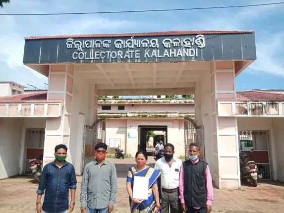 ଥୁଆମୂଳ ରାମପୁର ଅଞ୍ଚଳରେ ବ୍ୟାଙ୍କ ସେବା ବାଧାପ୍ରାପ୍ତ, ବ୍ୟାଙ୍କ ସମସ୍ୟାର ସମାଧାନ ନେଇ ଜିଲ୍ଲାପାଳଙ୍କୁ ଦାବିପତ୍ର