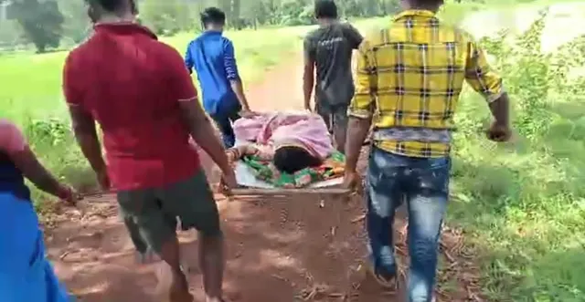 ଗାଁକୁ ନାହିଁ ରାସ୍ତା: ନବଜାତ ସହ ମା’ଙ୍କୁ ଷ୍ଟ୍ରେଚରରେ ବୋହି ଆମ୍ବୁଲାନ୍ସକୁ ଆଣିଲେ ପରିବାର ଲୋକେ