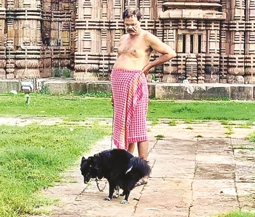 ଭୁବନେଶ୍ୱର : ମନ୍ଦିର ପରିସରରେ କୁକୁରକୁ ମଳତ୍ୟାଗ କରାଇ ଜରିମାନା ଗଣିଲେ