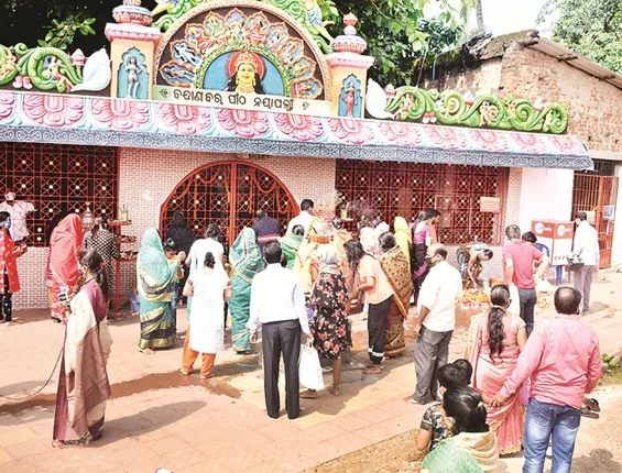 ମହାଷ୍ଟମୀ ଉପଲକ୍ଷେ ରାଜଧାନୀର ବିଭିନ୍ନ ପୂଜା ମଣ୍ଡପରେ ଜମିଲା ଭିଡ଼, ଘଉଡ଼ାଇଲା ପୁଲିସ