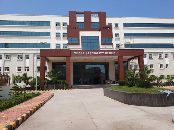 ୧୫୦ କୋଟିର ସୁପର୍‌ ସ୍ପେସାଲିଟି ବ୍ଲକ୍‌ କାର୍ଯ୍ୟକ୍ଷମ ନେଇ ଅନିଶ୍ଚିତତା, ନାହାନ୍ତି ସ୍ପେସାଲିଷ୍ଟ୍‌, ରୋଗୀସେବା ମିଳିବ କେବେ? 