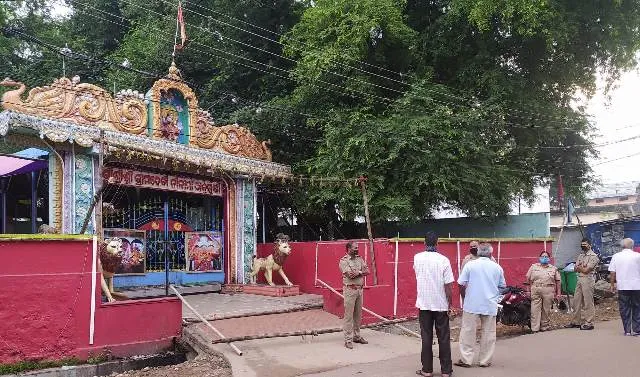 ପାରଳାଖେମୁଣ୍ଡି: ମନ୍ଦିର ସାମ୍ନାରେ ପୁଲିସ୍, ଠାକୁରାଣୀଙ୍କ ଦର୍ଶନ ପାଇଁ ଭକ୍ତଙ୍କୁ ବାରଣ