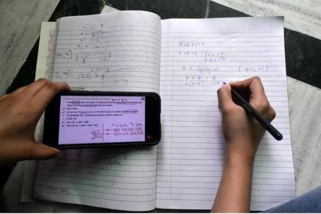 ଅନ୍‌ଲାଇନ୍‌ରେ ପଢ଼ିବା ପାଇଁ ମାତ୍ର ୨୮% ପିଲାଙ୍କ ପାଖରେ ସ୍ମାର୍ଟ ଫୋନ୍ ଅଛି