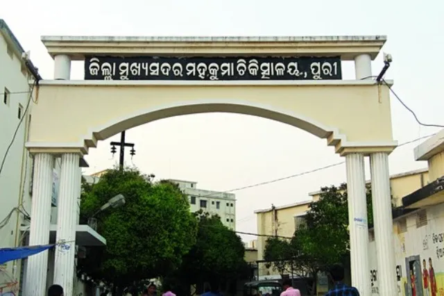 ପତ୍ନୀ ଓ ସାପକୁ ଧରି ଡାକ୍ତରଖାନାରେ ସ୍ବାମୀ