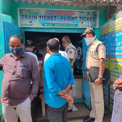 ଟ୍ରେନ ଟିକେଟ କାଉଣ୍ଟର ଉପରେ ଜିଆରପି-ସାଇବର ସେଲର ଚଢାଉ: ଟିକେଟ ଜବତ, ଜଣେ ଗିରଫ