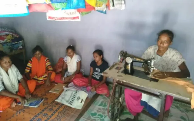 ସାବିତ୍ରୀଙ୍କୁ ସ୍ୱାବଲମ୍ବୀ କଲା ଭାଇଙ୍କ ସିଲେଇ ମେସିନ୍