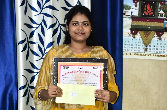 ‘ସମ୍ବାଦ’-‘ଆମ ଓଡ଼ିଶା’ ରାଜ୍ୟସ୍ତରୀୟ ପ୍ରତିଯୋଗିତା : କୃତୀ ପ୍ରତିଯୋଗୀଙ୍କ ପାଖରେ ପୁରସ୍କାର ପହଞ୍ଚାଇଲେ ‘ସମ୍ବାଦ’ ପ୍ରତିନିଧି