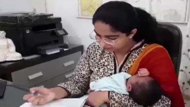 ପ୍ରସବର ମାତ୍ର ୧୪ଦିନ ପରେ ଶିଶୁକୁ କୋଳରେ ଧରି କାର୍ଯ୍ୟାଳୟରେ ପହଞ୍ଚିଲେ ଏସଡିଏମ