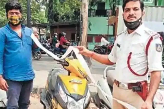 ପରିବା ବିକାଳିଙ୍କୁ ଟ୍ରାଫିକ୍‌ ନିୟମ ଉଲ୍ଲଂଘନ ମହଙ୍ଗା ପଡ଼ିଲା; ୪୨,୫୦୦ ଟଙ୍କା ଜରିମାନା ଆଦାୟ ପାଇଁ କଟାହେଲା ୨ ମିଟରର ଚାଲାଣ