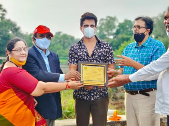 ‘ଗ୍ରାମୋଦୟ ବନ୍ଧୁ ମିତ୍ର ପୁରସ୍କାର’ ପାଇଲେ ସୋନୁ