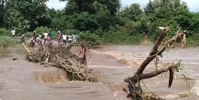 ଲଗାଣ ବର୍ଷାରେ ଧୋଇଗଲା ପୋଲ, ଜୀବନକୁ ବାଜି ଲଗାଇ ଯିବା ଆସିବା କରୁଛନ୍ତି ଗ୍ରାମବାସୀ