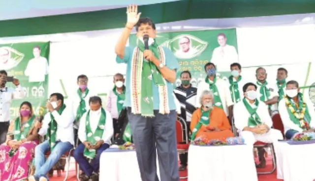 ସାର୍ଥାରେ ବିଜେଡି ନିର୍ବାଚନୀ ସଭାରେ ଯୋଗଦେଇ ସୌମ୍ୟରଂଜନଙ୍କ ଆହ୍ବାନ: ଯିଏ ବିକାଶ କରୁଛି, ତାକୁ ଭୋଟ ଦିଅ