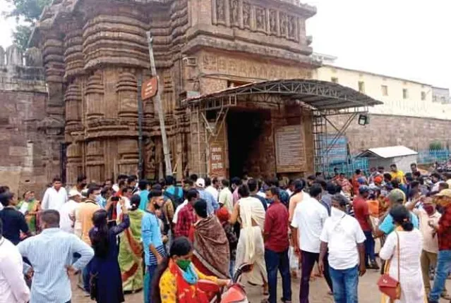 ମହାପ୍ରସାଦ ପାଇଁ ଶ୍ରୀମନ୍ଦିର ଚାରିପଟେ ଅସମ୍ଭାଳ ଭିଡ