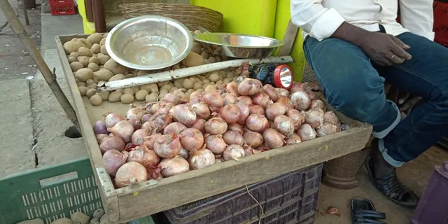 ପିଆଜ କାଟିବା ଅପେକ୍ଷା କିଣିଲେ ଆଖିରୁ ଝରୁଛି ଲୁହ