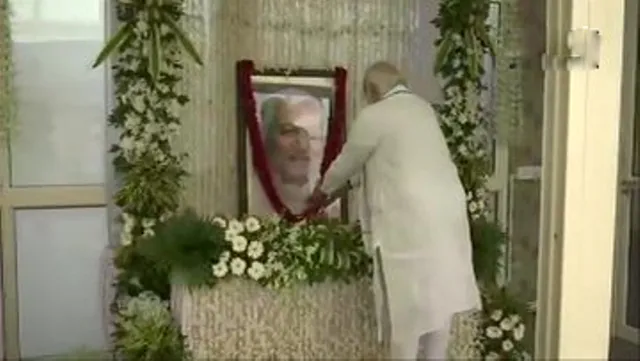 ଗୁଜୁରାଟସ୍ଥିତ ବାସଭବନରେ ପହଞ୍ଚି କେଶୁଭାଇ ପଟେଲଙ୍କୁ ଶ୍ରଦ୍ଧାଞ୍ଜଳି ଦେଲେ ପ୍ରଧାନମନ୍ତ୍ରୀ