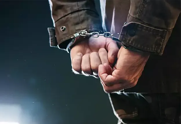 ଅର୍ଥ ରୋଜଗାର ଲାଗି ବିଭିନ୍ନ ଆପରେ ଲାଇଭ କରି ୨ପତ୍ନୀଙ୍କ ସହ ଶାରୀରିକ ସମ୍ପର୍କ ରଖୁଥିଲେ ଯୁବକ, ଗିରଫ କଲା ପୁଲିସ