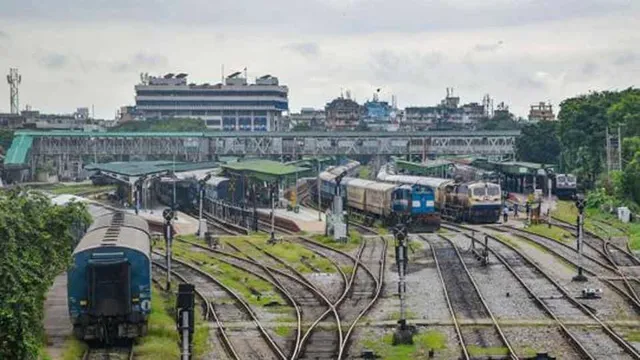 ଅତି ଦ୍ରୁତଗାମୀ ଟ୍ରେନ୍‌ରୁ ନନ୍-ଏସି ସ୍ଲିପର୍ କୋଚ୍ ହଟାଯାଇ କେବଳ ଏସି କୋଚ୍ ଲାଗିବ: ରେଳ ମନ୍ତ୍ରାଳୟ