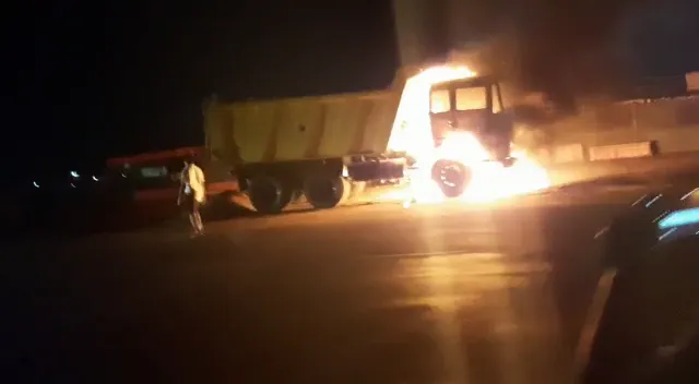 ରାସ୍ତାରେ ଜଳିଗଲା ଟ୍ରକ୍, କାରଣ ଅସ୍ପଷ୍ଟ