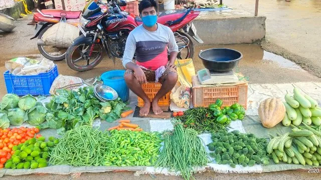 କନ୍ଦାଉଛି ପିଆଜ, ପରିବା ନା ଶୁଣିଲେ ଭୟ ଲାଗୁଛି; ହଜାରେ ଟଙ୍କାରେ ବ୍ୟାଗ ଭର୍ତ୍ତି ହେଉନି