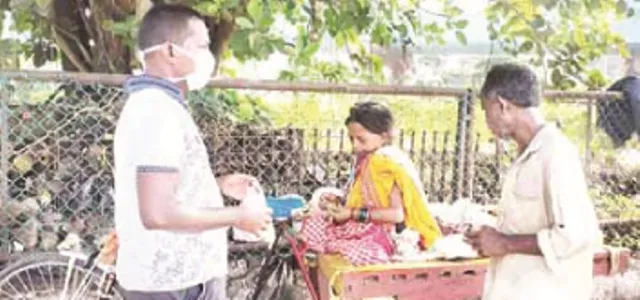 ସେତେବେଳେ ଦାନ ମାଝୀ, ଏବେ କବୀର ଭୋଇ : ପତ୍ନୀଙ୍କୁ ଚିକିତ୍ସା ପାଇଁ ଟ୍ରଲିରେ ୭୫ କିଲୋମିଟର ବାଟ ଆଣିଲେ, ମୃତଦେହ ଧରି ଗାଁ’କୁ ଫେରିଲେ