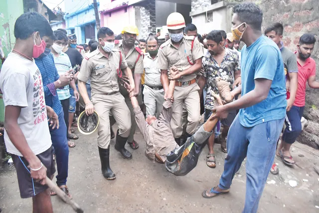 ଛାତ ଉପରେ ଉନ୍ମତ୍ତ ଯୁବକର ଉତ୍ପାତ : ୪ ଘଣ୍ଟା ପରେ କାବୁ କଲା ଅଗ୍ନିଶମ ବାହିନୀ