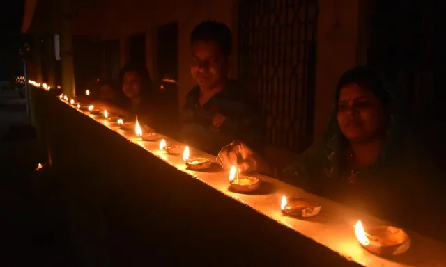 ଭୁବନେଶ୍ୱର: ଦୀପାବଳି ଅବସରରେ ବାଲକୋନିରେ ଦୀପ ଜାଳୁଛନ୍ତି ଏକ ପରିବାର।