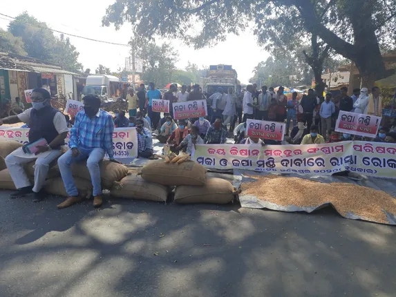 ତରବୋଡ଼ରେ ମକା ଓ କପା ମଣ୍ଡି ଦାବି; ୨ ଘଣ୍ଟା ରାଜରାସ୍ତା ଅବରୋଧ