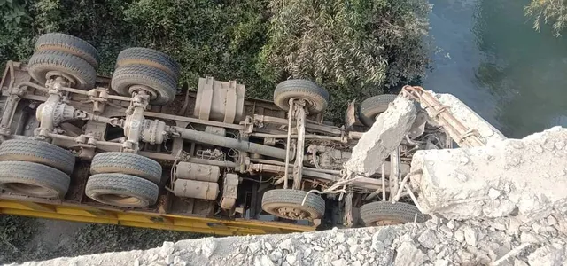 ଭାରସାମ୍ୟ ହରାଇ ବ୍ରିଜ ତଳକୁ ଖସି ପଡ଼ିଲା ଟ୍ରକ