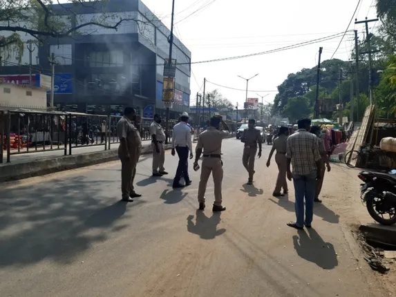 ହେଲମେଟ ଯାଞ୍ଚ, ପୁଲିସ-ଜନତା କଥା କଟାକଟି