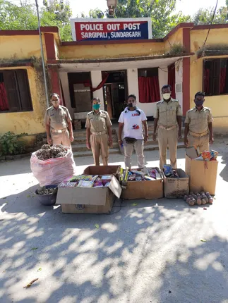 ବେଆଇନ ବାଣ ଦୋକାନ ଉପରେ ଚଢ଼ଉ;  ଲକ୍ଷାଧିକ ଟଙ୍କାର ବାଣ ଜବତ, ବେପାରୀ ଗିରଫ