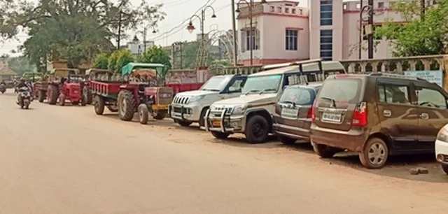 ସିଏମ୍‌ସି କାର୍ଯ୍ୟାଳୟ ଆଗରେ ବେନିୟମ ଗାଡ଼ି ପାର୍କିଂ; ନିଗମ ହରାଉଛି ଲକ୍ଷାଧିକ ଟଙ୍କାର ରାଜସ୍ବ