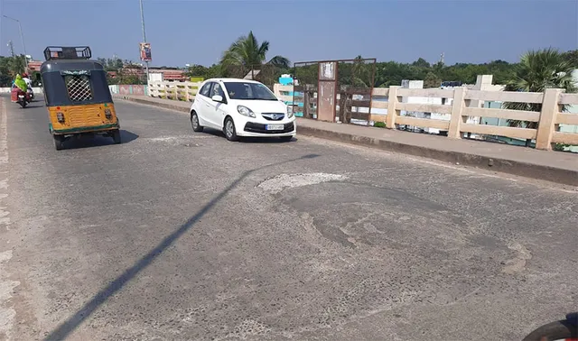 କମାପଲ୍ଲୀ ଓଭର୍‌ବ୍ରିଜ୍‌ ଫାଟି ଆଁ.. ଦୁର୍ଘଟଣାକୁ ଦେଖାଉଛି ବାଟ