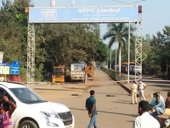 ଠିକା ଶ୍ରମିକଙ୍କ ମୃତ୍ୟୁ ପରେ ଏନଟିପିସି ଗେଟରେ ଟାୟାର ଜାଳି ବିକ୍ଷୋଭ ପ୍ରଦର୍ଶନ କଲେ ସ୍ଥାନୀୟ ଲୋକ