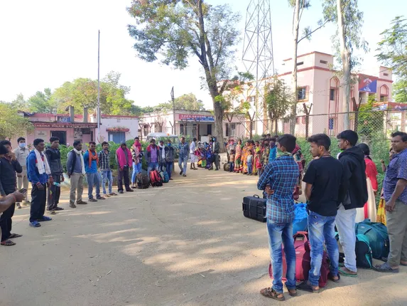 କଣ୍ଟାବାଞ୍ଜି: ବେଆଇନ ଭାବେ ରାଜ୍ୟ ବାହାରକୁ ଚାଲାଣ ବେଳେ ୪୮ ଜଣ ଦାଦନ ଶ୍ରମିକ ଉଦ୍ଧାର, ସର୍ଦ୍ଦାର ଫେରାର