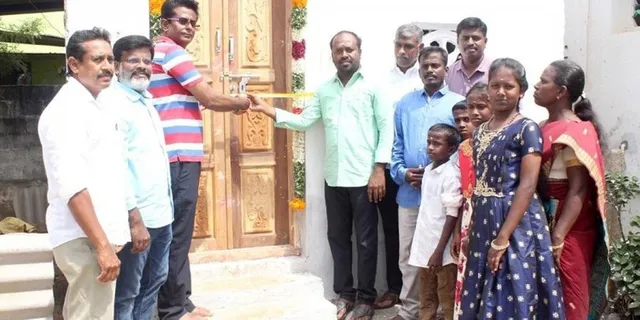 ବାତ୍ୟା ଉଡ଼ାଇ ନେଇଥିଲା ଘର ଛାତ; ଏହି ବ୍ୟକ୍ତିଙ୍କୁ ଦୀପାବଳିରେ ସ୍କୁଲ ସାଙ୍ଗ ଦେଲେ ଘର ଉପହାର