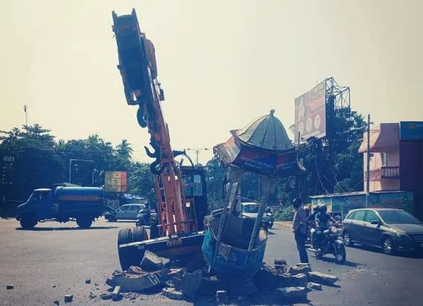 ଟ୍ରାଫିକ ପୋଷ୍ଟ ଉପରେ ମାଡ଼ିଗଲା କ୍ରେନ୍‌, ଅଳ୍ପକେ ବର୍ତ୍ତିଲେ ଦୁଇ କନଷ୍ଟେବଳ