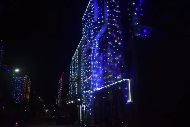 ରଂଗିନ ଆଲୋକମାଳାରେ ଝଲସୁଛି ଘର। (ଫଟୋ: ବିଭୂତି, ଭୁବନେଶ୍ୱର)