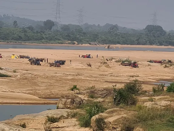 ବାଇକ୍ ବୋହୁଛି ବାଲି ! ପ୍ରଶ୍ନବାଚୀରେ ତହସିଲଦାରଙ୍କ ବାଲି ଉଠାଣ ଅନୁମତି