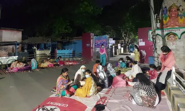 ଚାକିରି ସମ୍ପ୍ରସାରଣ ସତ୍ତ୍ବେ ଛଟେଇକୁ ଦୃଢ଼ ବିରୋଧ, ରାତିତମାମ୍‌ ରାସ୍ତାରେ ବସିଲେ ୫୦ ନର୍ସ