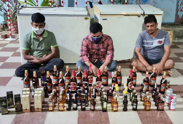 ଢ଼ାବା ହୋଟେଲରୁ ୨୫ ଲିଟର ବିଦେଶୀ ମଦ ଜବତ, ତିନି ଗିରଫ