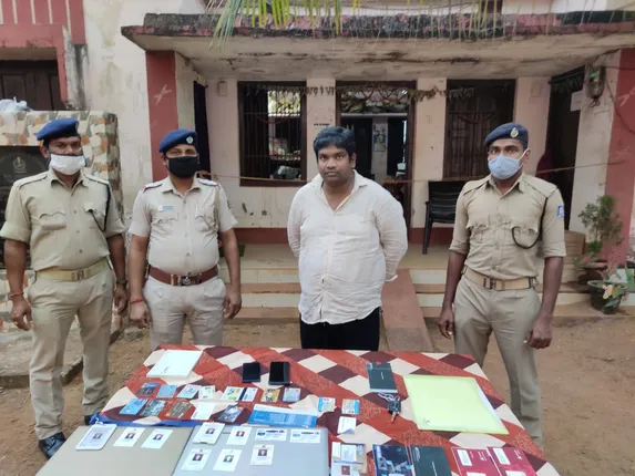 ନକଲି ଗୃହ ସଚିବ କାହ୍ନୁ ପ୍ରଧାନ ଗିରଫ, କାର ଓ ବହୁ ନକଲି ପ୍ରମାଣପତ୍ର ଜବତ