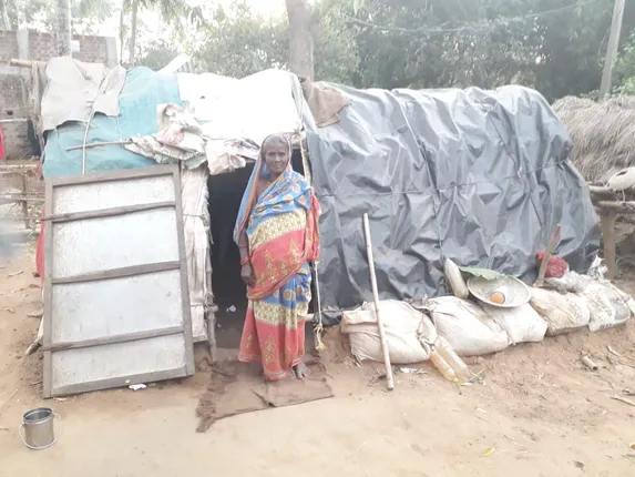 ବନ୍ୟାର ୩ ମାସ ପରେ ବିପନ୍ନଙ୍କ ଦୁଃଖ; ବନ୍ଧହୁଡ଼ାରେ ପଲିଥିନ୍ ତଳେ କଟୁଛି ଶୀତରାତି