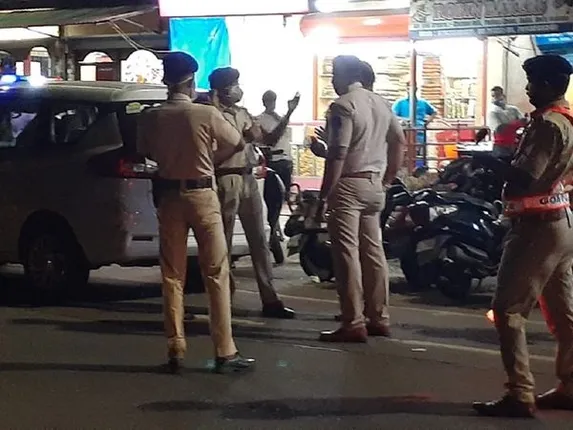 ମଙ୍ଗଳସୂତ୍ରକୁ କୁକୁରକୁ ବାନ୍ଧି ରଖିବା ପାଇଁ ବ୍ୟବହୃତ ଚେନ୍‌ ସହ ତୁଳନାରେ କରି ଅଡୁଆରେ ଅଧ୍ୟ‌ାପିକା