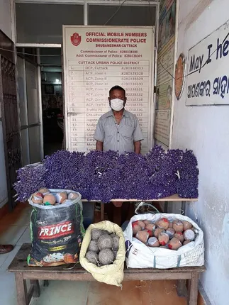 କଟକ ଖାନନଗର ଅଞ୍ଚଳରୁ ବିପୁଳ ପରିମାଣର ବେଆଇନ ବାଣ ଜବତ